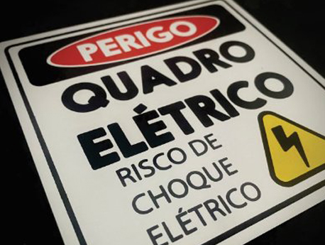 Etiquetas e placas para ambientes offshore resistentes e duráveis